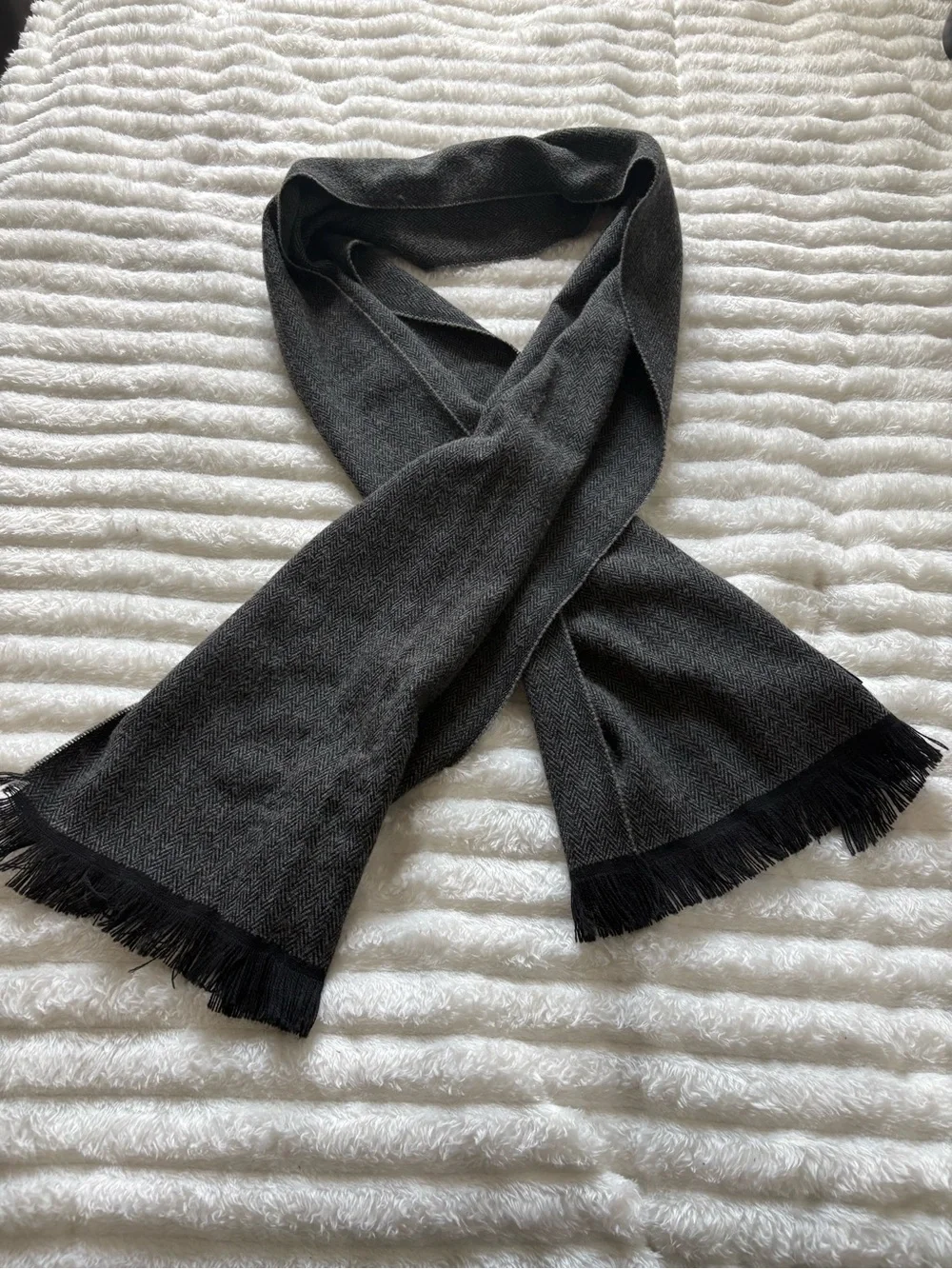 Roundtree & York By Cashme Men’s Gray Herringbone Scarf